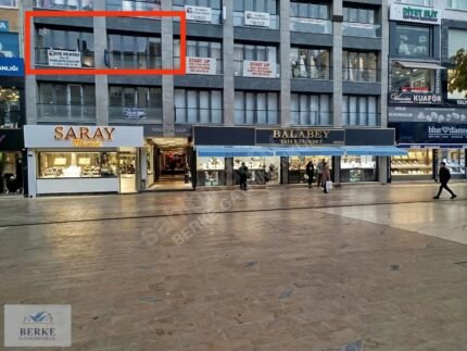 Maltepe Merkezde 140 m2 Net Satılık İş Yeri